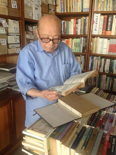 Jiang Chengbo at his bookstore in Suzhou, Jiangsu province. (Photo by Xu Lijuan/China Daily)