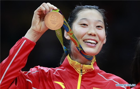 China's Zhu Ting shows her medal during the awarding ceremony for the women's final of Volleyball at the 2016 Rio Olympic Games in Rio de Janeiro, Brazil, on Aug. 20, 2016. China won the gold medal. (Xinhua/Ren Zhenglai)
