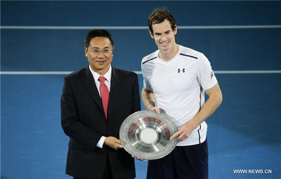 Britain's Andy Murray (R) is awarded as CHINA OPEN MVP after the his men's singles semifinal match against David Ferrer of Spain at the China Open tennis tournament in Beijing, capital of China, Oct. 8, 2016. Andy Murray won 2-0. (Xinhua/Xing Guangli)