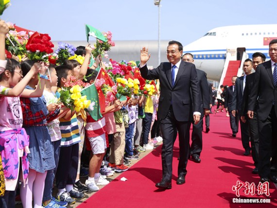 Chinese Premier Li Keqiang arrives in the Macao Special Administrative Region for a three-day inspection tour, Oct. 10, 2016. (Photo: China News Service/Liu Zhen)