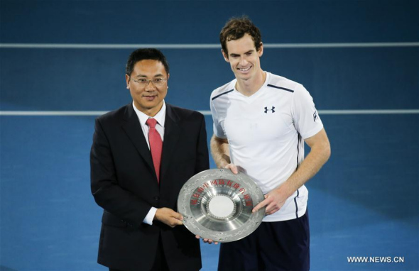 Britain's Andy Murray (R) is awarded as CHINA OPEN MVP after the his men's singles semifinal match against David Ferrer of Spain at the China Open tennis tournament in Beijing, capital of China, Oct. 8, 2016. Andy Murray won 2-0. (Photo/Xinhua)