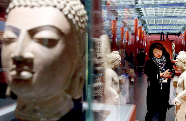 A total of 175 stone works from India and China are exhibited at the Palace Museum in Beijing. The exhibition runs through Jan 3. (Photo by JIANG DONG/CHINA DAILY)