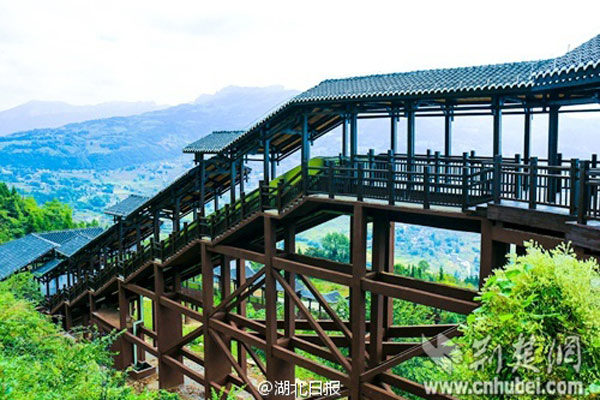 A escada rolante de turismo no Enshi Grand Canyon na cidade de Enshi, província de Hubei, no centro da China.  (Foto da conta Weibo do Hubei Daily)