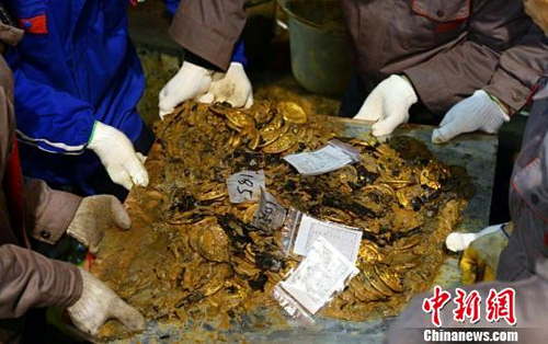 A large number of gold cakes were unearthed from the Haihunhou tomb. (Photo/Chinanews.com)