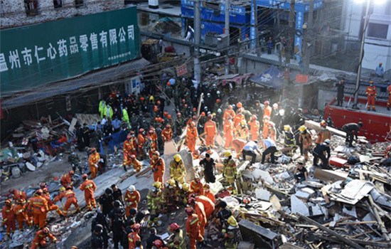 Rescuers search for survivors in the rubbles. (Photo/Xinhua)