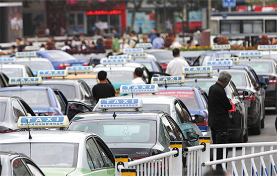 Taxies wait for passengers at the Qingdao railway station on Oct 7. (Photo by Huang Jiexian/For China Daily)