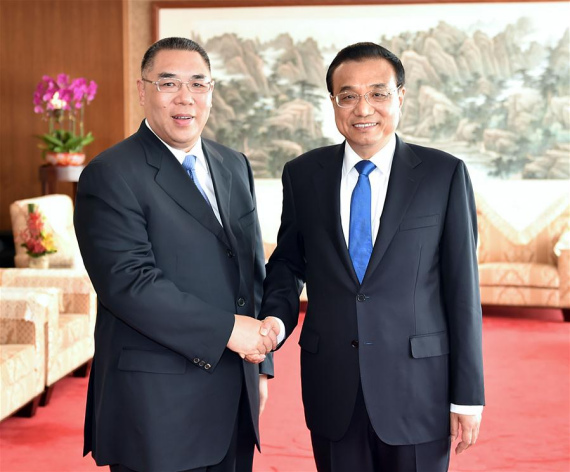 Chinese Premier Li Keqiang (R) meets with Chui Sai On, chief executive of the Macao Special Administrative Region (SAR), in Macao, south China, Oct. 10, 2016. (Photo: Xinhua/Li Tao)