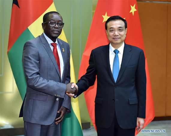 Chinese Premier Li Keqiang (R) meets with Guinea Bissau Prime Minister Baciro Dja, who is in Macao for the opening ceremony of the fifth Ministerial Conference of the Forum for Economic and Trade Cooperation between China and Portuguese-speaking countries, in Macao, south China, Oct. 10, 2016. (Photo: Xinhua/Li Tao)