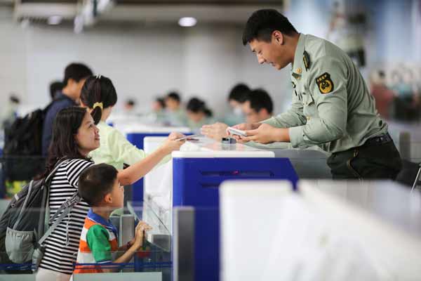 A mother and son at Qingdao airport before boarding a flight to attend an overseas summer camp. (XIE HAO/CHINA DAILY)