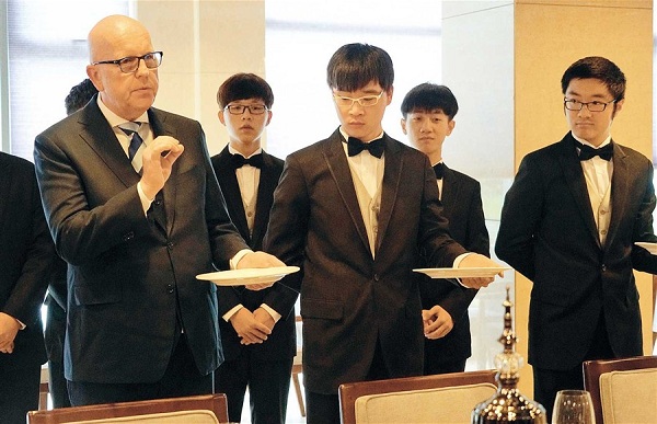 Robert Wennekes, CEO of the Dutch International Butler Academy, showing yesterday how to serve at a banquet. Shanghai Sanda University and the academy have launched a program for would-be butlers to meet a rising demand for the high-end service.(Ti Gong)