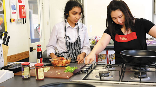 Students at Riverstone prep school take part in the Healthy Chinese Cuisine Ambassadors program. (ANGUS MCNEICE/CHINA DAILY)