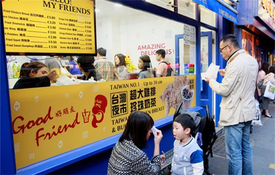 Bigbe Chicken, a Taiwan-style fried chicken shop in London's Chinatown, offers a serving of sizzling chicken at less than 6 pounds. (Photo by Dai Tian/China Daily)