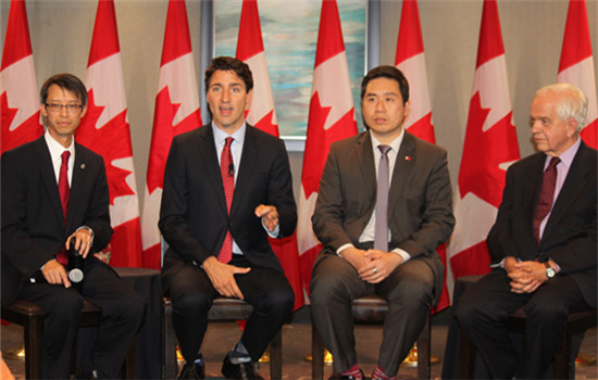 Prime Minister Justin Trudeau (second from left), along with Members of Parliament (from left) Arnold Chan, Shaun Chen and John McCallum, meet with members of the Chinese media on Oct 7 in Markham. (NA LI / CHINA DAILY) 