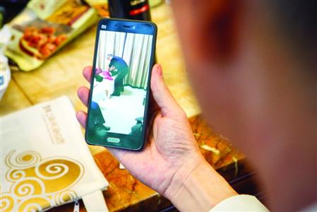 The patient's husband takes a photo of the Qigong therapy process. (Photo/Shanghai Morning Post)