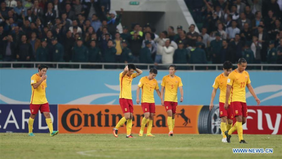 Players of China leave the pitch after losing the FIFA World Cup 2018 qualifying match against Uzbekistan in Tashkent, Uzbekistan, Oct. 11, 2016.  (Photo Xinhua/Cao Can)