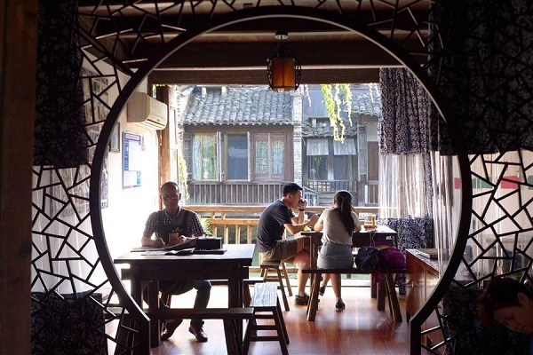Tourists enjoy a meal in a distinctive waterside restaurant in Wuzhen.(Wang Rongjiang)