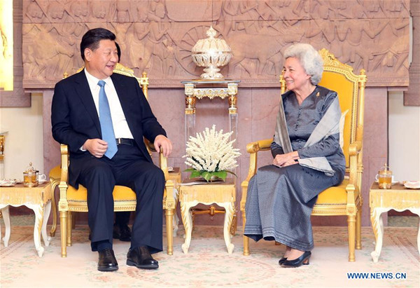 Chinese President Xi Jinping visits Queen Mother Norodom Monineath Sihanouk in Phnom Penh, capital of Cambodia, Oct. 13, 2016. (Xinhua/Yao Dawei) 