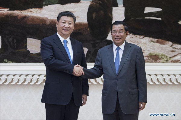 Chinese President Xi Jinping(L) shakes hands with Cambodian Prime Minister Hun Sen in Phnom Penh, capital of Cambodia, Oct. 13, 2016. (Xinhua/Xie Huanchi)