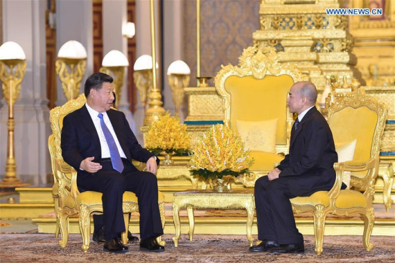 Chinese President Xi Jinping meets with Cambodian King Norodom Sihamoni in Phnom Penh, capital of Cambodia, Oct. 13, 2016. (Photo: Xinhua/Xie Huanchi)