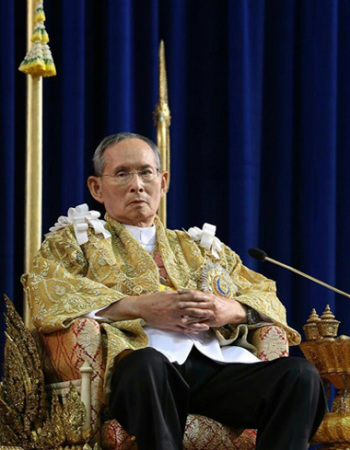 File photo taken on Dec. 5, 2013, released by Thailand's Royal Household Bureau, shows Thai King Bhumibol Adulyadej attending a ceremony to mark his 86th birthday at Klai Kangwon Palace in Prachuap Khiri Khan Province, Thailand.   (Xinhua/Thailand's Royal Household Bureau)