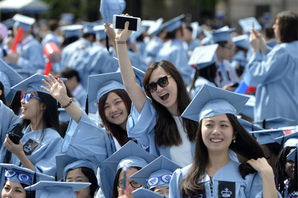 Chinese students celebrate their graduation from Columbia University on May 20. (photo/Xinhua)