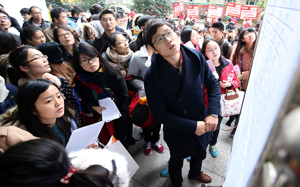 Candidates for the 2015 national civil service exam search for their seats at Nanjing Forestry University in Jiangsu province on Nov 30.(XU YIJIA/CHINA DAILY)