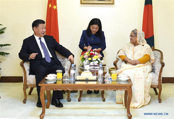 Chinese President Xi Jinping (L) holds talks with Bangladeshi Prime Minister Sheikh Hasina in Dhaka, Bangladesh, Oct. 14, 2016. (Xinhua/Xie Huanchi) 