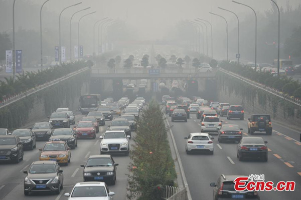 Heavy smog and fog hit Beijing, Oct. 14, 2014. Beijing issued a yellow alert for smog amid air pollution and fog that reduced visibility to about one kilometer. China has a four-tier color-coded weather warning system, with red representing the most severe weather, followed by orange, yellow and blue. (Photo: China News Service/Jin Shuo)