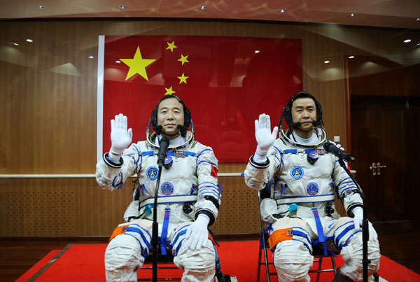 Chinese astronauts Jing Haipeng (right) and Chen Dong at the Jiuquan Satellite Launch Center in northwest China on October 17. (Photo/Xinhua)
