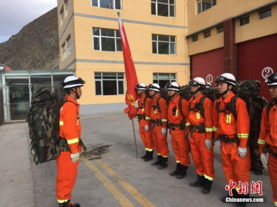 A rescue team is sent to Qinghai Province after a 6.2-magnitude earthquake hits the area. (Photo/Chinanews.com)