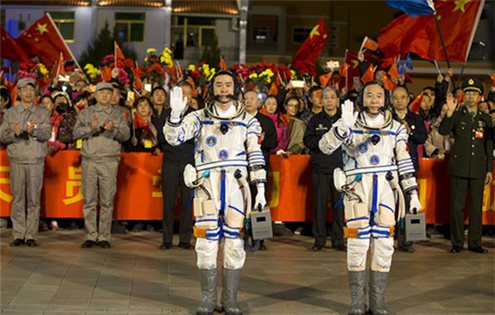 Chinese astronauts Jing Haipeng (right) and Chen Dong at the Jiuquan Satellite Launch Center in northwest China on October 17. (Photos by Feng Yongbin/chinadaily.com.cn)