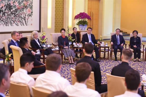  Peng Liyuan (5th R, rear), Chinese President Xi Jinping's wife, holds an audience with a group of German high school students and teachers at the Diaoyutai State Guesthouse, in Beijing, capital of China, Oct. 19, 2016. (Photo: Xinhua/Xie Huanchi)