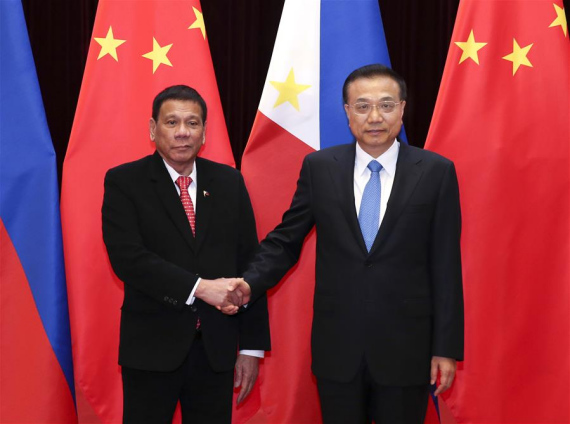 Chinese Premier Li Keqiang (R) meets with Philippine President Rodrigo Duterte at the Great Hall of the People in Beijing, capital of China, Oct. 20, 2016. (Photo: Xinhua/Pang Xinglei)