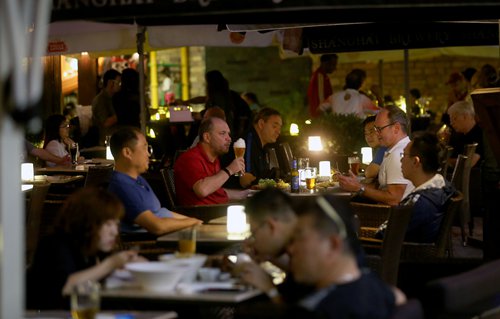 A stark contrast is Laowaijie in Hongqiao area which offers the city's most diverse foreign food and beverage options and is thus frequented by expats in town. (Photos: Yang Hui/GT)