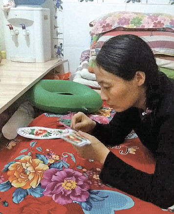 Qu Shuanling weaves a pair of insoles at her home in Huachi county, Gansu province. ��Photo/China Daily��