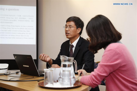 Zhang Yun (L), head of the China's Tibetan cultural delegation and also director of the Institute of History Studies of the China Tibetology Research Center talks to the researchers and students at the Oxford University in Britain on Oct. 20, 2016. (Photo: Xinhua/Han Yan)