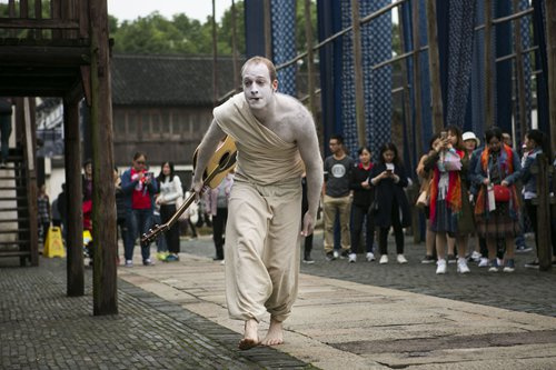 A foreign artist performs during the Wuzhen Theatre Festival.