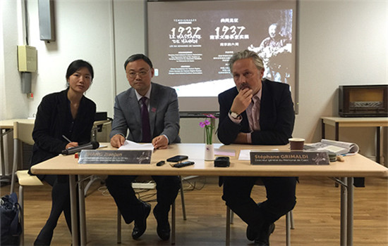 Zhang Jianjun (C), curator of the Memorial Hall of the Victims in Nanjing Massacre by Japanese Invaders in China, and Stéphane Grimaldi (R), general director of the Memorial de Caen museum in France, announced their cooperation on October, 22, 2016. (Fu Jing/China Daily)