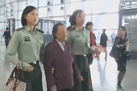 87-year-old Xia Shuqin C, a Nanjing Massacre survivor, leaves for the United States to film a documentary about the Nanjing Massacre. (Photo/Video screenshot)