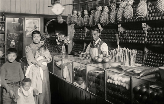 A Chinese family running a green grocery in the 1920s by an unknown photographer. (Photo provided to China Daily)