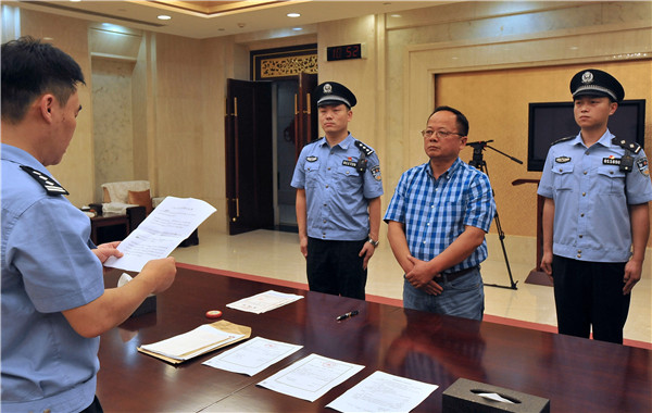 Zhu Haiping, former financial official with the civil aviation authority of Hubei province and a fraud suspect, surrenders at Wuhans Tianhe International Airport in July last year. (Photo/Xinhua)