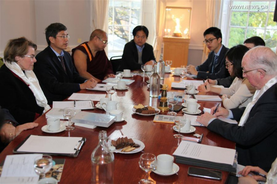  Members of China's Tibetan culture delegation talk with members of Institute of International and European Affairs (IIEA) in Dublin, Ireland on Oct. 25, 2016. (Photo: Xinhua/Xiong Sihao)