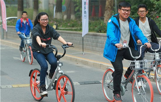 Employees of Beijing Mobike Technology Co ride the Mobike Lite, the latest addition to the company's bike-sharing services, in the Haidian district of Beijing. (Photo by ZOU HONG/CHINA DAILY) 