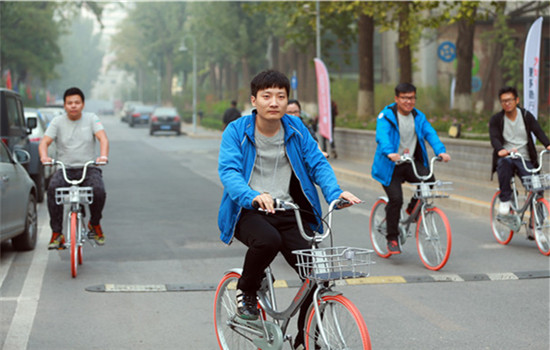 Employees of Beijing Mobike Technology Co ride the Mobike Lite, the latest addition to the company's bike-sharing services, in the Haidian district of Beijing. Photo by ZOU HONG/CHINA DAILY