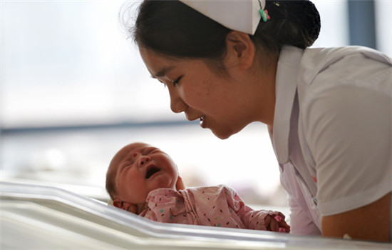 A newborn baby is taken care of at Gansu Provincial Maternity and Childcare Hospital in Lanzhou in February. (Photo/Xinhua)
