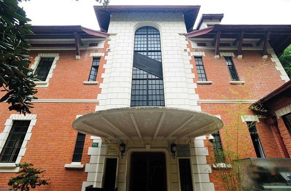 The ��small red house�� is a symbolic structure that witnessed the vicissitude of China��s recording industry.(Zhang Xuefei)