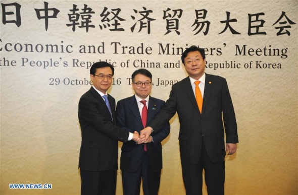 (L-R) Chinese Commerce Minister Gao Hucheng, Japanese Minister of Economy, Trade and Industry Hiroshige Seko and South Korean Trade, Industry and Energy Minister Joo Hyung Hwan pose for a photo before the 11th Economic and Trade Ministers' Meeting among China-Japan-South Korea in Tokyo, Japan, Oct. 29, 2016. Trade ministers from China, Japan and South Korea agreed on Saturday to strengthen trade and economic cooperation between the three neighbors. (Xinhua/Hua Yi)