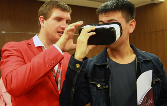 A student uses a virtual reality machine to see a Danish university campus on Denmark Day in Beijing.(Photo by ZOU HONG/CHINA DAILY)
