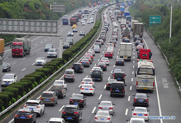 Vehicles run on a highway at the Wuxi section in East China's Jiangsu province, Oct 6, 2016. (Photo/Xinhua)