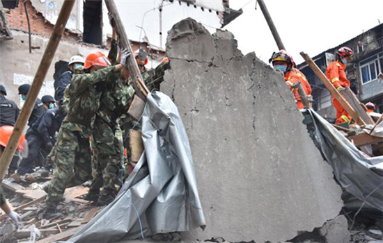 Rescuers search for survivors in the rubbles. (Photo/Xinhua)